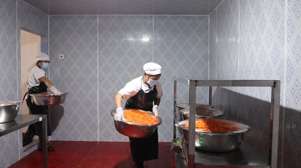 江华一中食堂冷库（蓝玉春/摄）