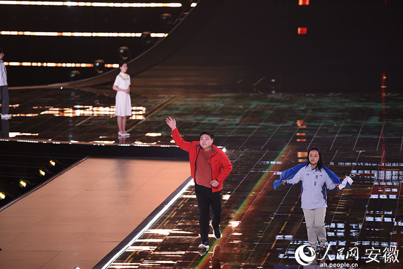 谢良昊(左一)登台瞬间。人民网记者 李希蒙摄