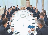 李强会见俄罗斯总统普京